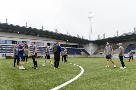 Sandvikens spelare inspekterar planen innan fotbollsmatchen