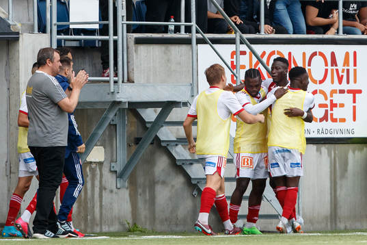 Sandvikens Naeem Mohammed jublar med lagkamrater