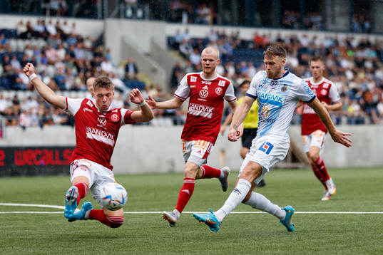 Sandvikens Gustav Thörn täcker skott från Gefles Leo