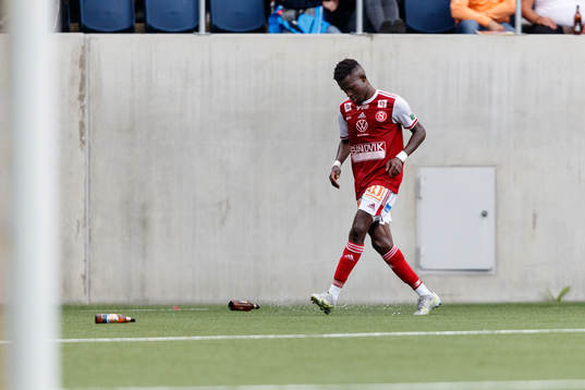 Sandvikens Mamadou Kouyate sparkar undan ölflaskor