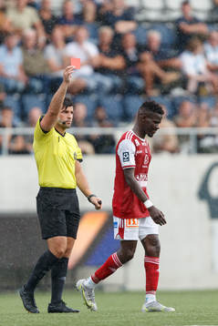 Sandvikens Mamadou Kouyate får rött kort av domare