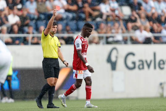 Sandvikens Mamadou Kouyate får rött kort av domare