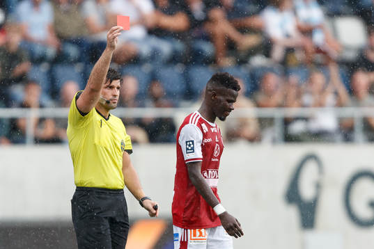 Sandvikens Mamadou Kouyate får rött kort av domare