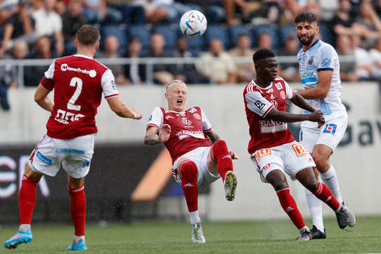 Sandvikens Tim Hartzell och Mohammed Sadat Abubakari mot