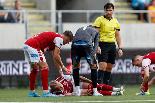 Sandvikens Tim Hartzell har ont