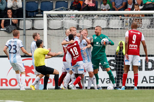 Sandvikens Naeem Mohammed och Gefles målvakt Tim Markström
