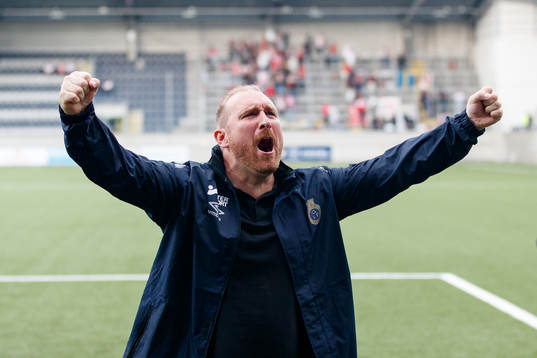 Gefles tränare Mikael Bengtsson jublar
