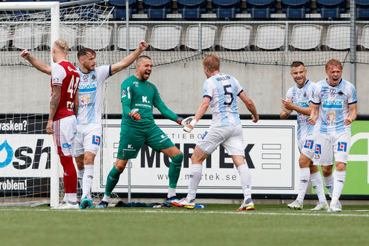 Gefles målvakt Tim Markström jublar
