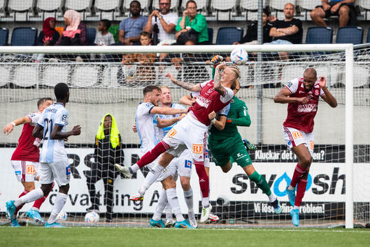 Sandvikens Tim Hartzell och Gefles målvakt Tim Markström