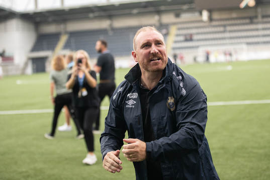 Gefles tränare Mikael Bengtsson jublar
