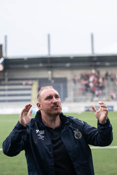 Gefles tränare Mikael Bengtsson jublar