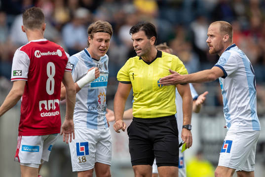 Gefles Oscar Lundin och domare Kastriot Gerxhaliu