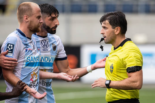 Gefles Oscar Lundin, Cihan Sener och domare Kastriot