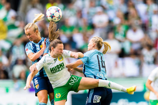 Hammarbys Vilde Hasund i kamp om bollen med Djurgårdens