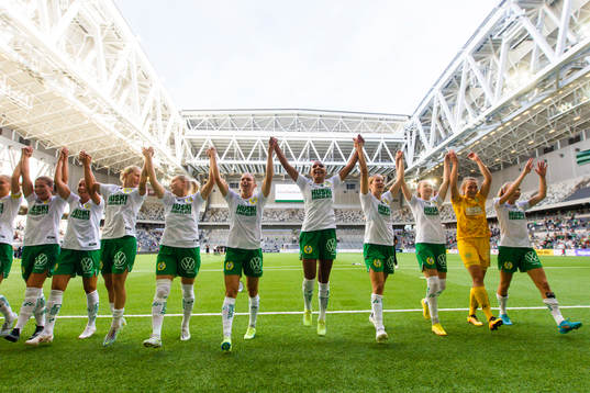 Hammarbys Madelen Janogy jublar med lagkamrater