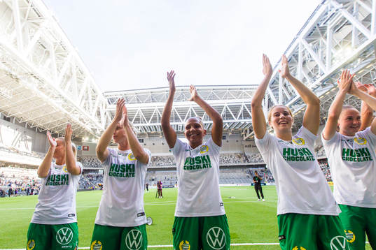 Hammarbys Madelen Janogy jublar med lagkamrater