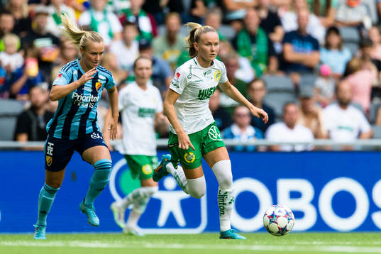 Hammarbys Vilde Hasund jagas av Djurgårdens Tove Almqvist