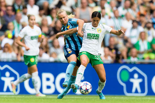 Hammarbys Kyra Cooney-Cross i kamp om bollen med
