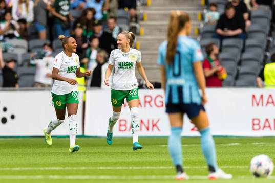 Hammarbys Madelen Janogy jublar med Vilde Hasund