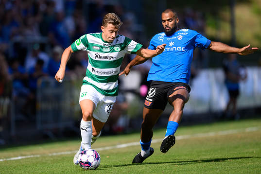 Västerås SKs Simon Gefvert och Halmstads Phil Ofosu-Ayeh