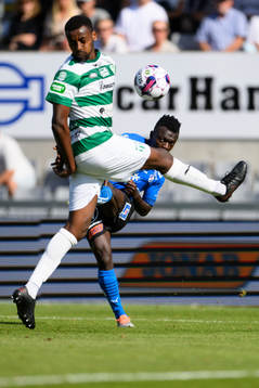 Västerås SKs Theodore Rask och Halmstads Thomas Boakye