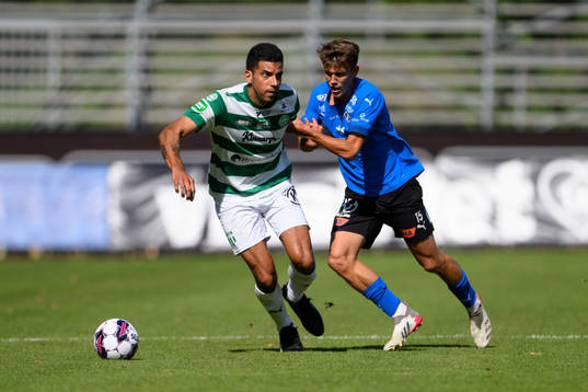 Västerås SKs Pedro Ribeiro och Halmstads Kazper Karlsson