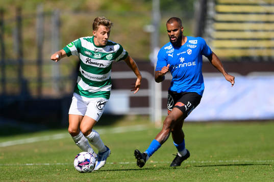 Västerås SKs Simon Gefvert och Halmstads Phil Ofosu-Ayeh