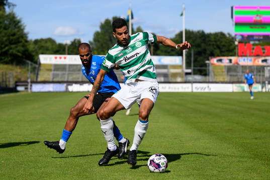 Halmstads Phil Ofosu-Ayeh och Västerås SKs Pedro Ribeiro