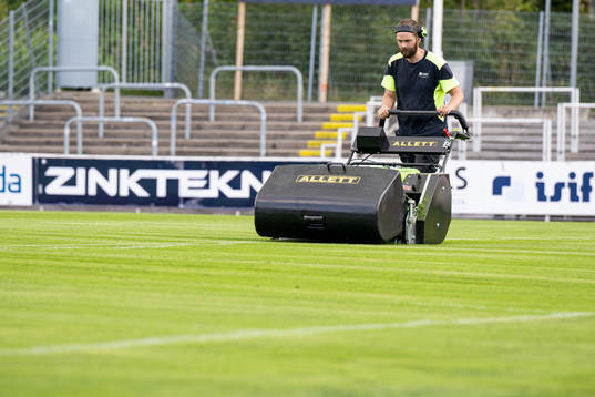 Planskötare klipper gräset