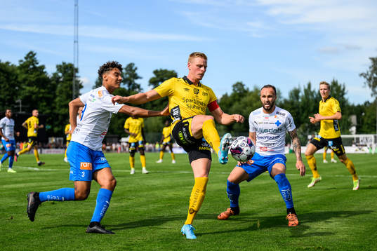 Värnamos Robin Tihi och Evaldo Nascimento Lamaur Neto mot