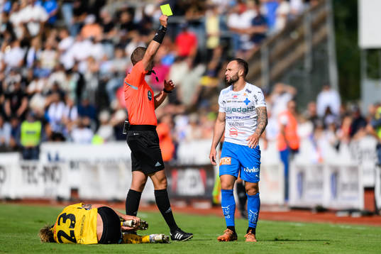 Värnamos Evaldo Nascimento Lamaur Neto får ett gult kort