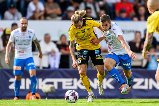 Elfsborgs Niklas Hult och Värnamos Oscar Johansson