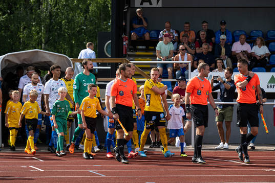 Lagen kommer in på arenan