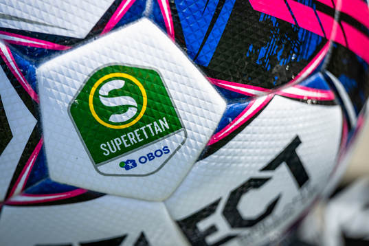 En fotboll före fotbollsmatchen i Superettan mellan