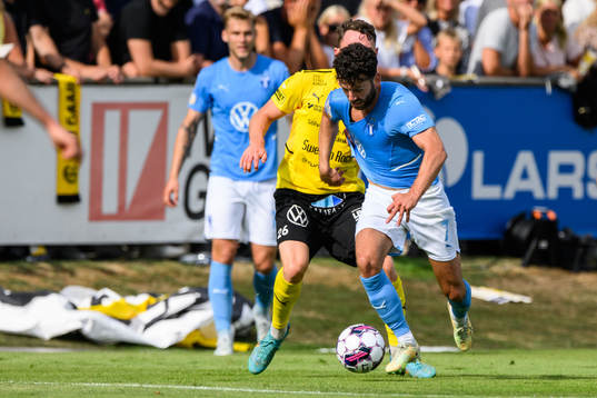 Mjällbys Noah Persson och Malmö FFs Erdal Rakip