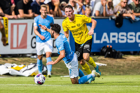 Malmös Erdal Rakip och Mjällbys Noah Persson