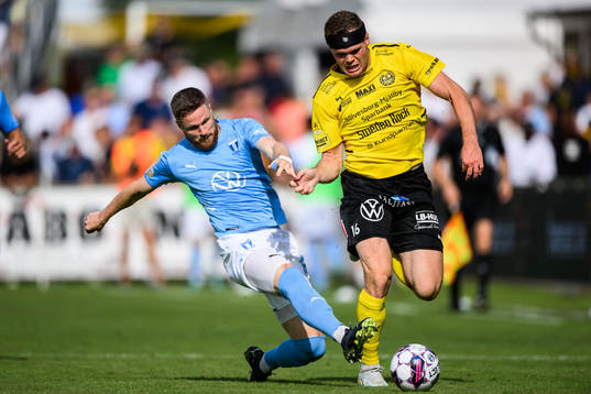 Malmö FFs Lasse Nielsen och Mjällbys Jacob Bergström