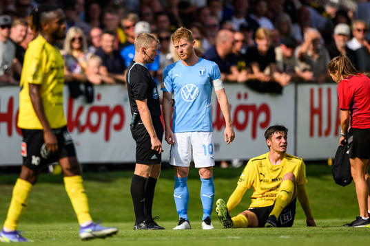 domare Fredrik Klitte i samtal med Malmö FFs Anders