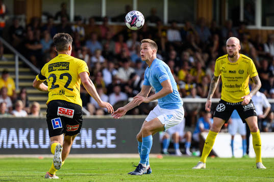 Mjällbys Jesper Gustavsson och Malmö FFs Niklas Moisander
