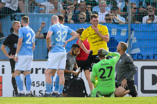 Malmö FFs målvakt Johan Dahlin har ont