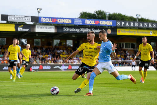 Mjällbys Carlos Moros Gracia och Malmö FFs Veljko