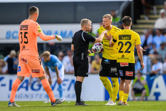 domare Fredrik Klitte i diskussion med Mjällbys David