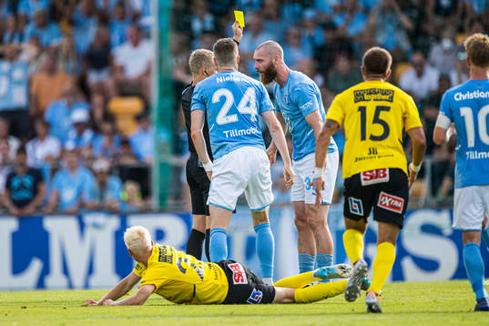 Malmö FFs Jo Inge Berget  får gult kort