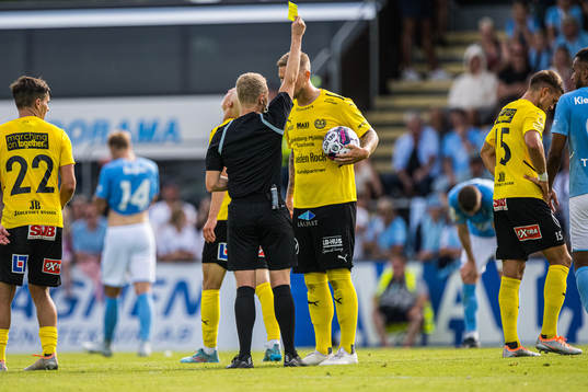 Mjällbys David Löfquist  får gult kort