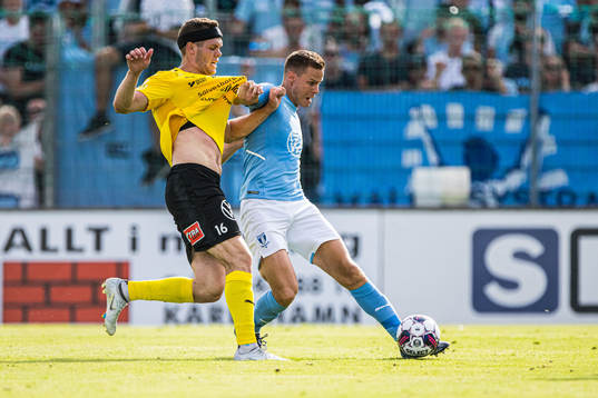 Mjällbys Jacob Bergström och Malmö FFs Niklas Moisander