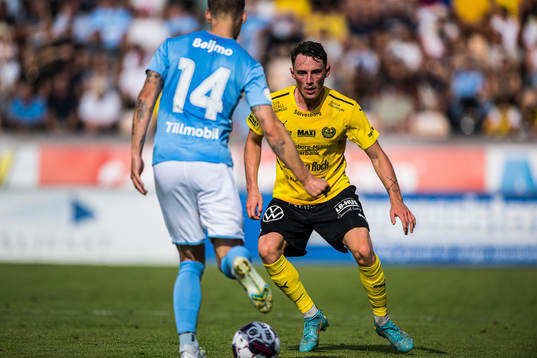 Mjällbys Noah Persson och Malmö FFs Felix Beijmo