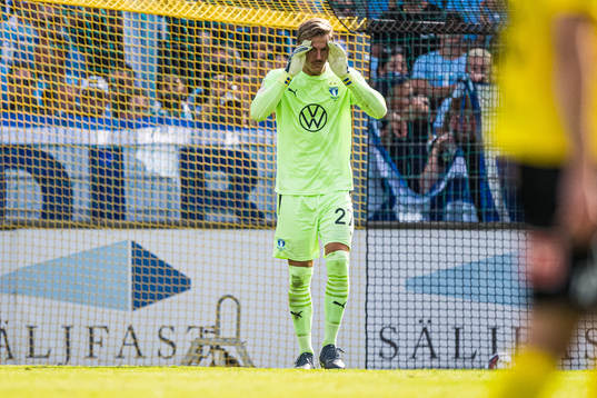 Malmö FFs målvakt Johan Dahlin tar sig för huvudet
