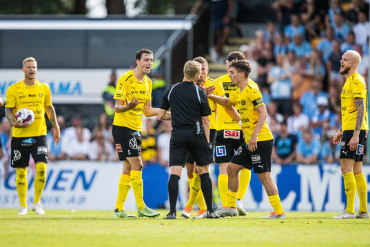 Mjällbys spelare reagerar mot domare Fredrik Klitte