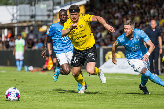 Malmö FFs Mohamed Buya Turay och Lasse Nielsen mot