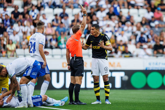 AIKs Nabil Bahoui får ett gult kort